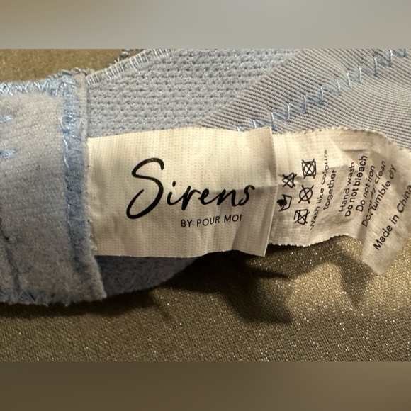 Elegant Lace Embroidered Blue and Pink Unlined Underwire Bra Size 40DD - Picture 6 of 11